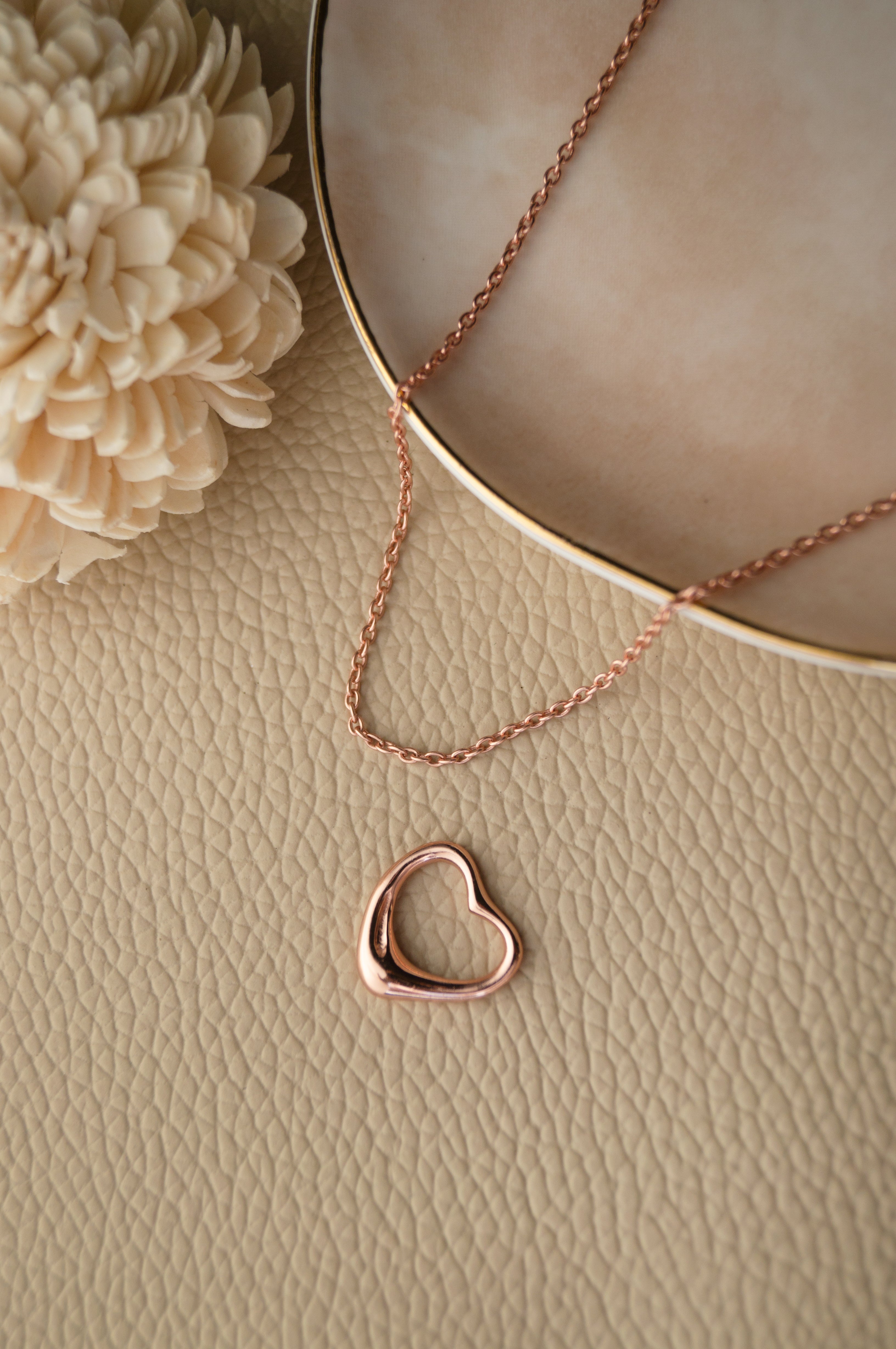 Heart pendant chain necklace discount